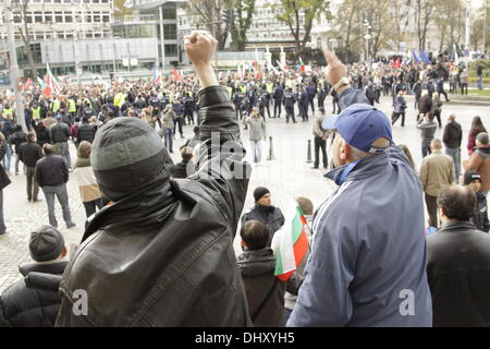 Sofia, Bulgaria. Il 16 novembre 2013. Una manciata di dimostranti anti-governativi scuotendo i loro pugni, gridando "segno, dimettersi' e 'Good bye, Good bye' dalle scale di fronte Kliment Ochridski University, uno dei centri dei disordini negli ultimi mesi. (Immagine Credito: Johann Brandstatter / Alamy Live News) Foto Stock
