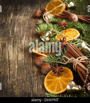 Decorazione di natale su sfondo di legno. Foto Stock