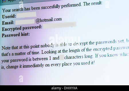 In tutto il mondo, 16 Nov 2013 - a seguito di un hack nel 2012 del sito web di Adobe, un nuovo sito web (http://www.lucb1e.com/credgrep/) consente agli utenti di controllare se i loro dettagli sono stati compromessi. Credito: Stephen Barnes/Alamy Live News Foto Stock