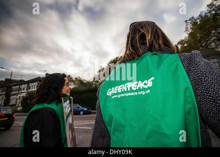 Londra, Regno Unito. Il 16 novembre 2013. Greenpeace giornata di azione globale per liberare l'artico 30 in London Credit: Guy Corbishley/Alamy Live News Foto Stock