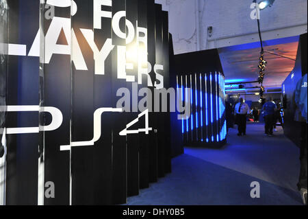 Il Covent Garden di Londra, Regno Unito. Il 16 novembre 2013. I giocatori di provare nuovi giochi sul presto per essere lanciato PS4 console PS4 Lounge in Covent Garden. Credito: Matteo Chattle/Alamy Live News Foto Stock