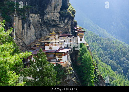 Tiger's Nest,10,180 piedi alto,due ore di escursione,boschi di alberi,nebbie,cliffhanger,pellegrinaggio buddista,molto sacro luogo santo,Paro Bhutan Foto Stock