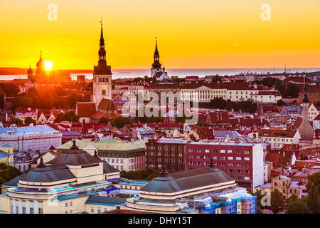 Alba a Tallinn in Estonia presso la vecchia città. Foto Stock