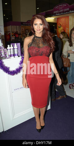 Londra, Regno Unito. Il 16 novembre 2013. Amy Childs al Ideal Home Show - (sabato) Earls Court London Credit: Sebastian Toombs/Alamy Live News Foto Stock