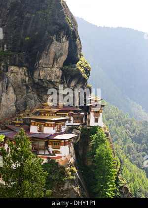 Tiger's Nest,10,180 piedi alto,due ore di escursione,boschi di alberi,nebbie,cliffhanger,pellegrinaggio buddista,molto sacro luogo santo,Paro Bhutan Foto Stock