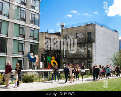 I visitatori a piedi sulla linea alta Park, NYC Foto Stock