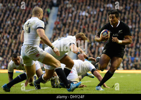 Twickenham, Regno Unito. Xvi Nov, 2013. La Nuova Zelanda è Julian Savea, corre con la palla al cliente di provare durante la QBE internazionale di rugby union match tra Inghilterra e Nuova Zelanda ha giocato in Twckenham Stadium, il 16 novembre 2013 a Twickenham, Inghilterra. Credito: Mitchell Gunn/ESPA/Alamy Live News Foto Stock