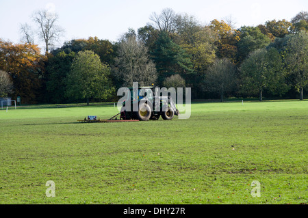 Il trattore straziante playing field, Blackwier, Cardiff, Galles. Foto Stock