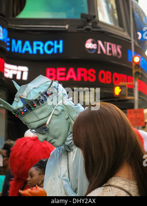 Statua della Libertà artista di strada e la donna turista, Times Square , New York, Stati Uniti d'America Foto Stock