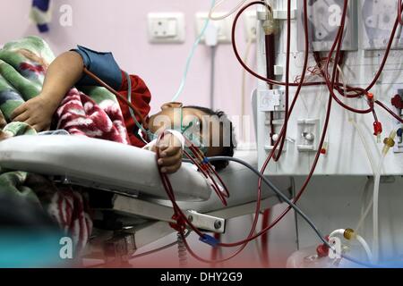 La striscia di Gaza, Territori palestinesi, . Xvi Nov, 2013. Un bambino palestinese paziente sottoposto al trattamento presso il reparto di dialisi della al-Shifa Hospital di Gaza City, il 16 novembre 2013. Bambini palestinesi che soffrono di pazienti con patologie renali a Gaza sono a rischio di morire come un risultato di energia elettrica e combustibile crisi nella Striscia di Gaza e il serraggio dell'assedio.Foto: Moemen Faiz/NurPhoto © Moemen Faiz/NurPhoto/ZUMAPRESS.com/Alamy Live News Foto Stock