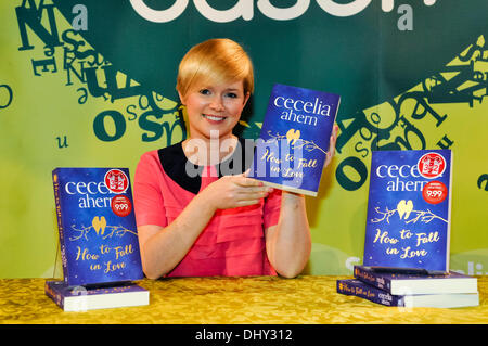 Belfast, Irlanda del Nord, Regno Unito. 16 nov 2013 - autore irlandese Cecelia Ahern segni copie del suo nuovo libro "Come a cadere in amore' Credit: stephen Barnes/Alamy Live News Foto Stock