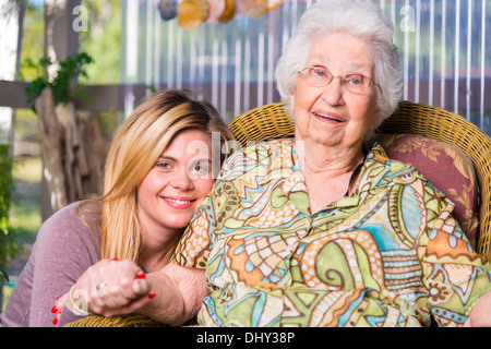 Ritratto di grande nonna nel suo degli anni novanta con la giovane donna attraente di 24 anni. Etnia caucasica. Foto Stock