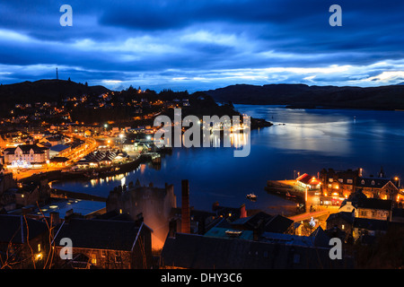 Oban illuminata di notte Foto Stock