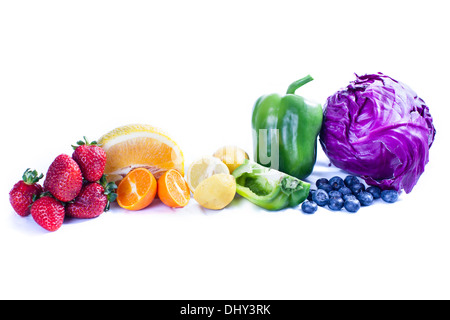 La frutta e la verdura in una selezione per rappresentare un arcobaleno Foto Stock