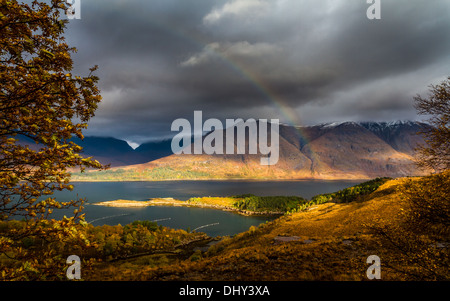 Liathach in stunning full autumn colours, dramatic light and a rainbow, Scottish Highlands, UK Foto Stock