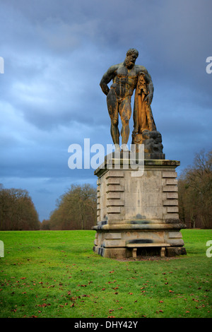 Statua di Heracles nel parco, Vaux-le-Vicomte, Francia Foto Stock