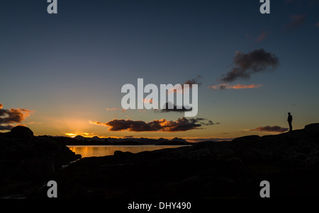 Silhouette di sera guardando l'Isola di Skye & il Cuillin ridge, Scotland, Regno Unito Foto Stock