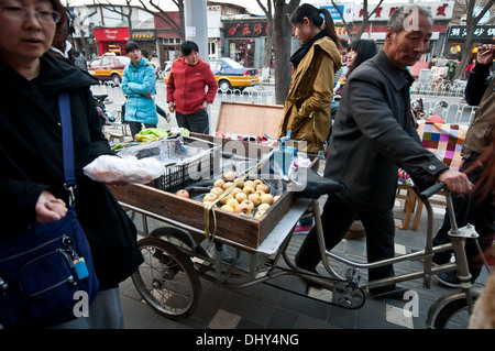 L'uomo vendita di mele al famoso Gulou East Street a Pechino in Cina Foto Stock