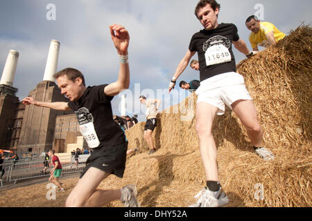 Battersea Park Londra, Regno Unito il 16 novembre 2013. I partecipanti prendono parte a una 10k Urban Assault Course gara che dispone di numerosi ostacoli tra cui bagni di fango insieme intorno a Battersea Park Station Credit: amer ghazzal/Alamy Live News Foto Stock