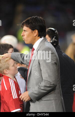 Cardiff, Galles, UK. Il 16 novembre 2013. Il Galles v Finlandia Vauxhall amichevole internazionale : Wales football team manager Chris Coleman precedendo di kick off. Credito: Phil Rees/Alamy Live News Foto Stock