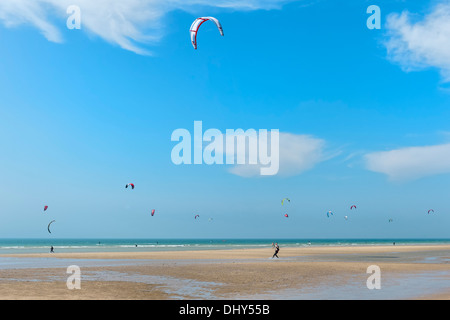 Kite-surf sulla spiaggia Wissant, Côte d'Opale, Regione Nord - Pas de Calais, Francia Foto Stock