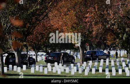 Arlington, Virginia. Xi Nov, 2013. La vettura che trasportano il Presidente degli Stati Uniti Barack Obama fa il suo modo in il Cimitero Nazionale di Arlington, il 11 novembre 2013 in Arlington, Virginia. Credito: Olivier Douliery / Pool via CNP/dpa/Alamy Live News Foto Stock