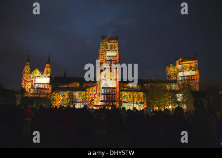 Corona di proiezione della luce di lindisfarne vangeli su la Cattedrale di Durham al Durham Lumiere 2013 Foto Stock