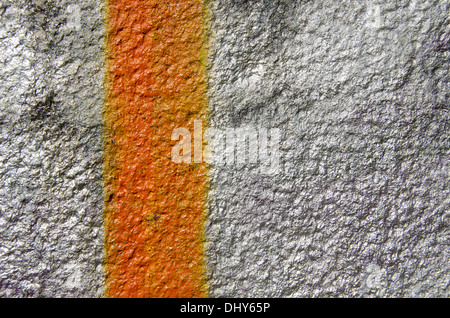 Dipinto di parete urbano con la linea arancione sfondo astratto e texture Foto Stock