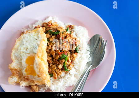 Riso con stir fritti caldi e carne di maiale piccante con basilico Foto Stock