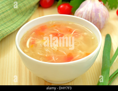 Zuppa di crauti in bianco ciotola sul tavolo di legno Foto Stock