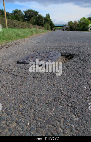 buche, sondaggio, automobilisti, buche, negligenti, danni, veicoli, lesioni personali, obblighi legali, manutenzione autostrada, superficie stradale, con polpetta, carreggiata Foto Stock