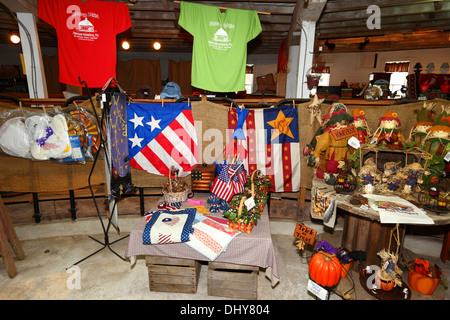 Le bandiere e negozio di souvenir in vendita nel negozio di souvenir nel Round Barn, vicino a Gettysburg , Adams County , Pennsylvania , USA Foto Stock