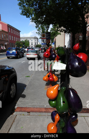 Prodotti artigianali e dipinti di buongustai coltivati localmente in vendita all'esterno del negozio di souvenir, Gettysburg, Adams County, Pennsylvania, Stati Uniti Foto Stock