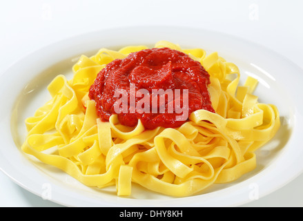 Sottile nastro di pasta con la salsa di pomodoro Foto Stock