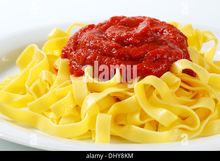 Sottile nastro di pasta con la salsa di pomodoro Foto Stock