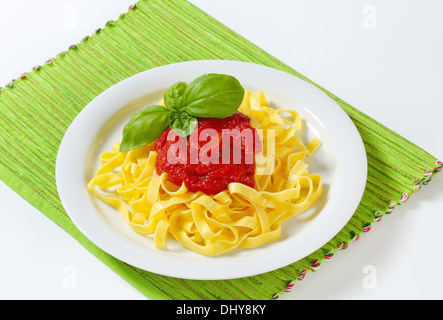 Sottile nastro di pasta con la salsa di pomodoro Foto Stock