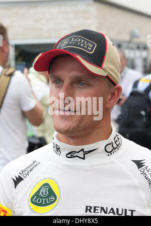 Austin, Texas, Stati Uniti d'America. Xvi Nov, 2013. Pilota Heikki Kovalainen parla alla stampa dopo le qualifiche per la Formula Uno il Gran Premio degli Stati Uniti presso il circuito delle Americhe via al di fuori di Austin in Texas. Foto Stock