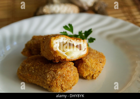 Deliziosa Shaggy Inkcap fungo (Coprinus comatus) impanati ripieni di formaggio. Foto Stock