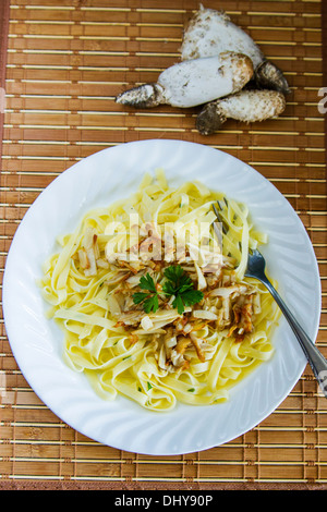 Deliziosa Shaggy Inkcap fungo (Coprinus comatus) e linguine Foto Stock