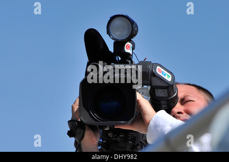 Un vicino fino alla ricerca di immagini fino a un video di grandi dimensioni della fotocamera e il suo operatore Foto Stock