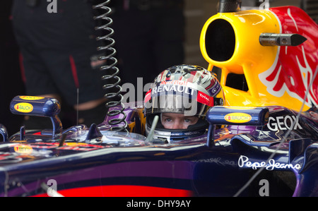 Pilota Sebastian Vettel di Infiniti Red Bull Racing si prepara a lanciare in pista durante la sessione di prove libere al Gran Premio degli Stati Uniti Foto Stock