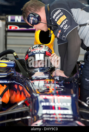 Pilota Sebastian Vettel di Infiniti Red Bull Racing si prepara a lanciare in pista durante la sessione di prove libere al Gran Premio degli Stati Uniti Foto Stock