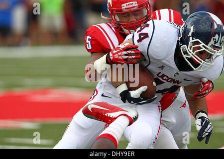 University Park, TX, Stati Uniti d'America. Xvi Nov, 2013. Novembre 16, 2013: Connecticut Huskies running back Max DeLorenzo (44) precipita durante un collegio di NCAA Football gioco quando SMU hosted università del Connecticut a Gerald Ford J. Stadium nel Parco di Università, TX. Neil Fonville/CSM/Alamy Live News Foto Stock
