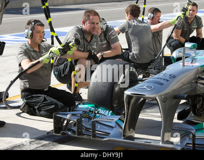 Mercedes AMG Petronas pit crew di driver Nico Rosberg modifiche pneumatici in pit a pratica per F1 Il Gran Premio degli Stati Uniti Foto Stock