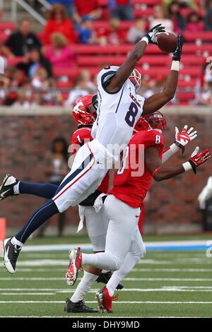 University Park, TX, Stati Uniti d'America. Xvi Nov, 2013. Novembre 16, 2013: Connecticut Huskies wide receiver Shakim Phillips (8) rende un fermo durante un collegio di NCAA Football gioco quando SMU hosted università del Connecticut a Gerald Ford J. Stadium nel Parco di Università, TX. Neil Fonville/CSM/Alamy Live News Foto Stock