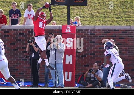 University Park, TX, Stati Uniti d'America. Xvi Nov, 2013. Novembre 16, 2013: Southern Methodist Mustangs wide receiver Keenan Holman (81) rende un touchdown durante la ricezione di un collegio di NCAA Football gioco quando SMU hosted università del Connecticut a Gerald Ford J. Stadium nel Parco di Università, TX. Neil Fonville/CSM/Alamy Live News Foto Stock