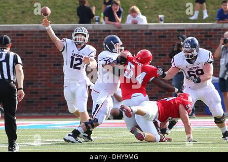 University Park, TX, Stati Uniti d'America. Xvi Nov, 2013. Novembre 16, 2013: Connecticut Huskies quarterback Casey Cochran (12) passa durante un collegio di NCAA Football gioco quando SMU hosted università del Connecticut a Gerald Ford J. Stadium nel Parco di Università, TX. Neil Fonville/CSM/Alamy Live News Foto Stock