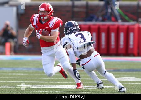 University Park, TX, Stati Uniti d'America. Xvi Nov, 2013. Novembre 16, 2013: Southern Methodist Mustangs wide receiver Collin LaGasse (4) Effettua una reception durante un collegio di NCAA Football gioco quando SMU hosted università del Connecticut a Gerald Ford J. Stadium nel Parco di Università, TX. Neil Fonville/CSM/Alamy Live News Foto Stock