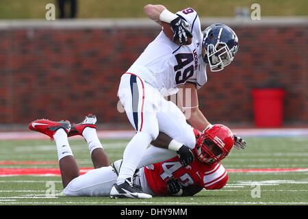 University Park, TX, Stati Uniti d'America. Xvi Nov, 2013. Novembre 16, 2013: Connecticut Huskies stretto fine Sean McQuillan (49) fa una reception durante un collegio di NCAA Football gioco quando SMU hosted università del Connecticut a Gerald Ford J. Stadium nel Parco di Università, TX. Neil Fonville/CSM/Alamy Live News Foto Stock