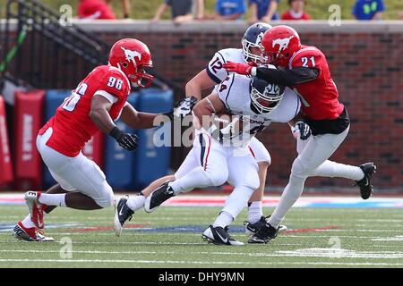 University Park, TX, Stati Uniti d'America. Xvi Nov, 2013. Novembre 16, 2013: Connecticut Huskies running back Max DeLorenzo (44) precipita durante un collegio di NCAA Football gioco quando SMU hosted università del Connecticut a Gerald Ford J. Stadium nel Parco di Università, TX. Neil Fonville/CSM/Alamy Live News Foto Stock